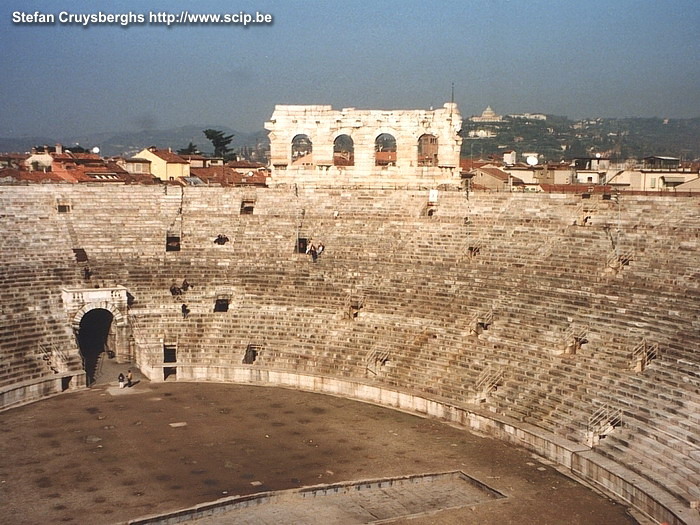 Verona - Amfitheater De Arena Amphitheatre is gebouwd door de Romeinen in de 1e eeuw n. Chr. It meet 74 op 44 meter en er zijn zitplaatsen voor 30 000 bezoekers. In de zomer wordt de arena nog steeds gebruikt voor theatervoorstellingen. Stefan Cruysberghs